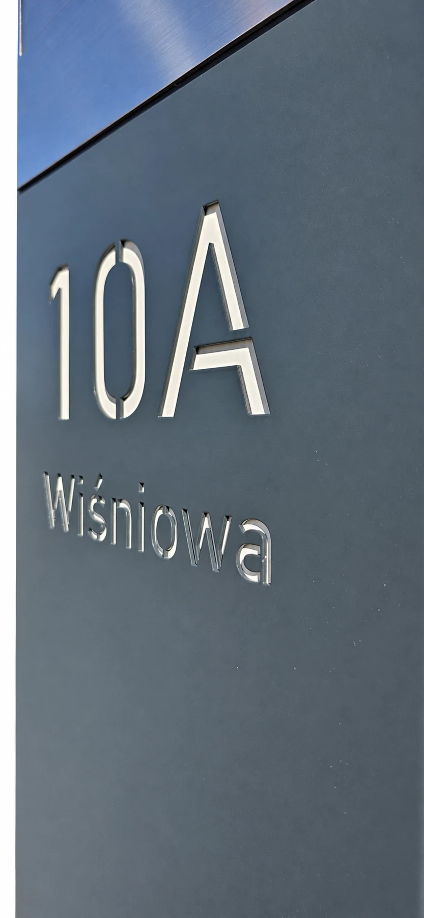 Wypalony numer 10A i napis Wiśniowa w obudowie słupka EQ8