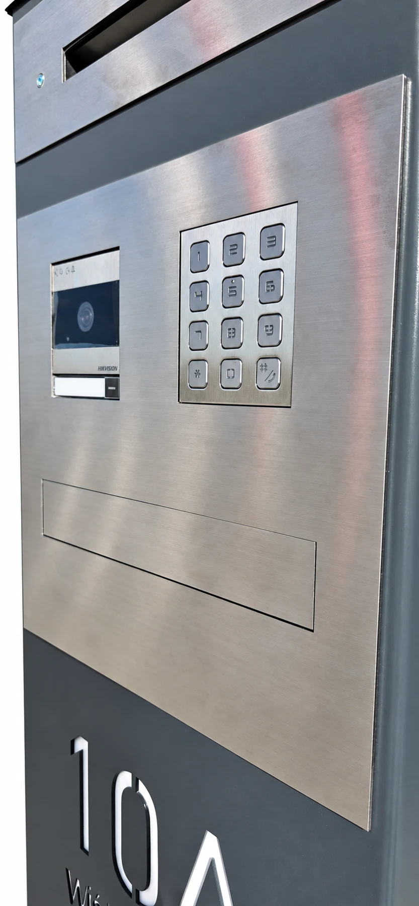Wideodomofon i moduł szyfratora Hikvision w panelu słupka EQ8